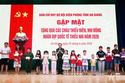 An Giang: Họp mặt, vui chơi và tặng quà cho con em cán bộ Biên phòng