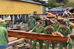 Công an xã Keng Đu hỗ trợ dựng nhà cho 2 gia đình có hoàn cảnh khó khăn