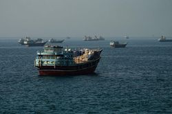 Căng thẳng Hormuz leo thang, Mỹ siết phong tỏa Iran