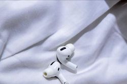 Đeo tai nghe khi ngủ có an toàn không?