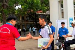 Tiếp sức sĩ tử lớp 10 'vượt vũ môn'
