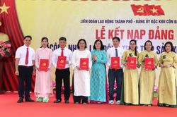 C&ocirc;ng nh&acirc;n vững niềm tin theo Đảng