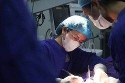 Cấy ốc tai điện tử thành công cho bé mắc hội chứng CHARGE hiếm gặp