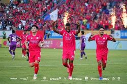 CLB Công an Hà Nội tưng bừng nâng cúp V-League