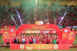 CLB Công an Hà Nội tưng bừng nâng cúp V-League