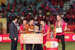 CLB Công an Hà Nội tưng bừng nâng cúp V-League