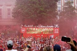 'Biển người' Arsenal cuồng nhiệt rước cúp Ngoại hạng Anh