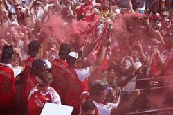 'Biển người' Arsenal cuồng nhiệt rước cúp Ngoại hạng Anh
