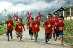 Tuổi thơ dưới sắc cờ hồng