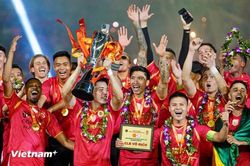 CLB Công an Hà Nội nâng cúp vô địch V-League 2025/26 sau trận thắng Becamex TP. Hồ Chí Minh
