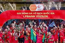 CLB Công an Hà Nội nâng cúp vô địch V-League 2025/26 sau trận thắng Becamex TP. Hồ Chí Minh