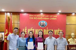 Chi bộ Khối H&agrave;nh ch&iacute;nh (Đảng bộ B&aacute;o Ph&aacute;p luật Việt Nam) kết nạp đảng vi&ecirc;n mới