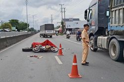 Tông đuôi xe tải trên Quốc lộ 1, người lái xe máy tử vong tại chỗ
