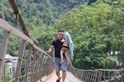 Thót tim cảnh người dân đi lại trên cầu treo xiêu vẹo như sắp rơi