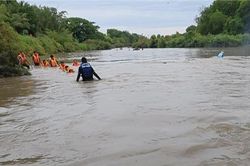 Nam sinh mất tích khi tắm sông cùng bạn