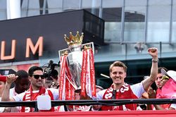Arsenal diễu hành hoành tráng ăn mừng vô địch Ngoại hạng Anh