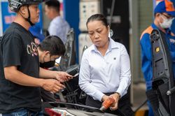 Ngày đầu bán xăng E10 trên toàn quốc: RON95 dừng lưu hành, E5 cũng hiếm có