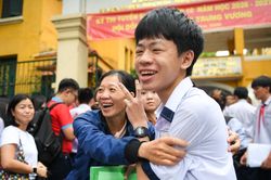 Phụ huynh reo 'trúng tủ', thí sinh TPHCM rạng rỡ sau môn thi Ngữ văn đầu tiên