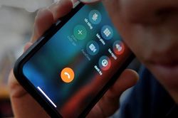 Cuộc gọi từ bệnh viện ở Hà Nội khiến đôi vợ chồng vùng cao ôm nhau bật khóc