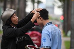 Đưa con thi vào lớp 10, người cha chợt hiểu nỗi lòng của ba mình năm xưa