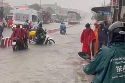 Quốc lộ 51 chìm trong 'biển nước', ùn tắc kéo dài hàng km
