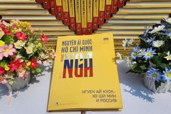 Sách song ngữ về Chủ tịch Hồ Chí Minh và 200 hình ảnh tư liệu vô giá