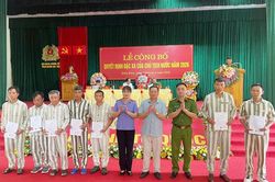 Trao quyết định đặc x&aacute; của Chủ tịch nước cho 36 phạm nh&acirc;n ở Điện Bi&ecirc;n