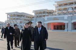 Nhà lãnh đạo Triều Tiên thị sát khu phức hợp nhà kính kiểu mẫu cho kỷ nguyên mới