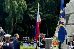 Tổng Bí thư, Chủ tịch nước và Phu nhân dâng hoa tại Đài tưởng niệm anh hùng dân tộc Jose Rizal của Philippines