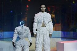 Robot hình người tự tin sải bước trên sàn catwalk tại Seoul