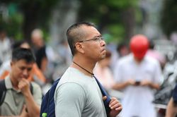 TP Hồ Chí Minh: Phụ huynh hồi hộp đợi con trước cổng trường thi
