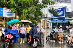 TP Hồ Chí Minh: Thí sinh vội vã đến điểm thi môn Ngoại ngữ trong mưa