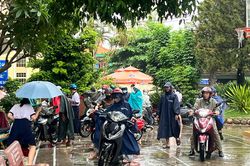 TP Hồ Chí Minh: Mặc nắng mưa, phụ huynh kiên trì chờ con ngoài cổng trường thi lớp 10