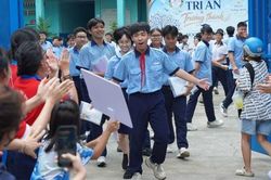 Tp.HCM: Thí sinh cười tươi rời phòng thi lớp 10, nhiều em tự tin đạt 8 điểm Văn