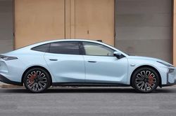 Xe sedan hạng D mạnh 275 mã lực, nội thất tiện nghi, giá hơn 400 triệu đồng
