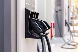 Đầu tư nhiều trụ sạc điện trên cao tốc Bắc - Nam