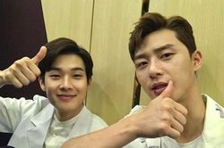 Khoảnh khắc đời thường của Park Seo Joon và Choi Woo Sik khiến khán giả thích thú