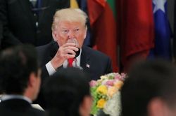 Trump có một sở thích kỳ quái đến mức phải đặt riêng nút bấm trong Phòng Bầu dục