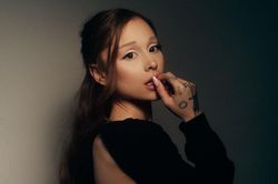 Ariana Grande áp sát cột mốc mới, sáng cửa giành No.1 thứ 8 tại Anh