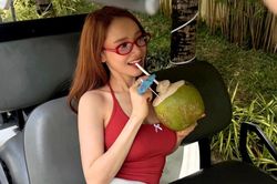 Dáng thắt đáy lưng ong của Nhã Phương đẹp mê mẩn