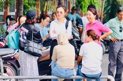 TPHCM: Xúc động mẹ đơn thân sát cánh bên con trong kỳ thi tuyển vào lớp 10