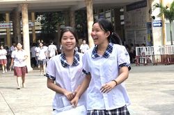 Thi vào lớp 10 tại TPHCM: Thí sinh nhận xét đề môn tiếng Anh 'nhẹ nhàng hơn dự đoán'