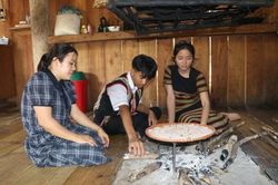 Quảng Ngãi: Học sinh Ca Dong đưa hạt lúa rẫy thành sản phẩm ưa chuộng
