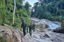Mười năm 'thắp lửa' biên cương (Bài cuối): Bản sáng, dân an