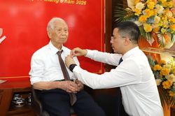 Trao tặng Huy hiệu 80 năm tuổi Đảng cho đảng vi&ecirc;n Văn Như Tước