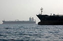 Giao thông ở eo biển Hormuz đang cải thiện nhờ sự hỗ trợ của Mỹ