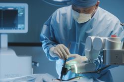 Bác sĩ Việt Nam tiếp cận trực tiếp những công nghệ phẫu thuật cột sống hiện đại nhất