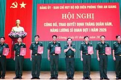 Trao quyết định thăng quân hàm, nâng lương sĩ quan Biên phòng An Giang
