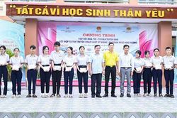 Hơn 200 học sinh được tư vấn tuyển sinh