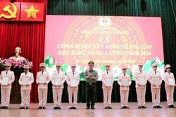 C&ocirc;ng an tỉnh An Giang trao quyết định thăng cấp bậc h&agrave;m, n&acirc;ng lương năm 2026